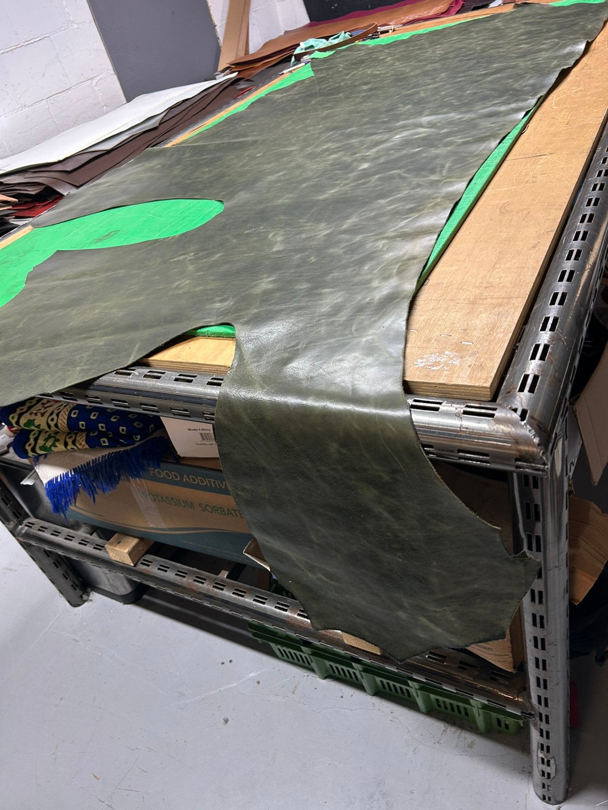 Soldaat groen camo halve huid 1.2 mm dikte iets stug A101, Hobby en Vrije tijd, Ophalen of Verzenden, Groen