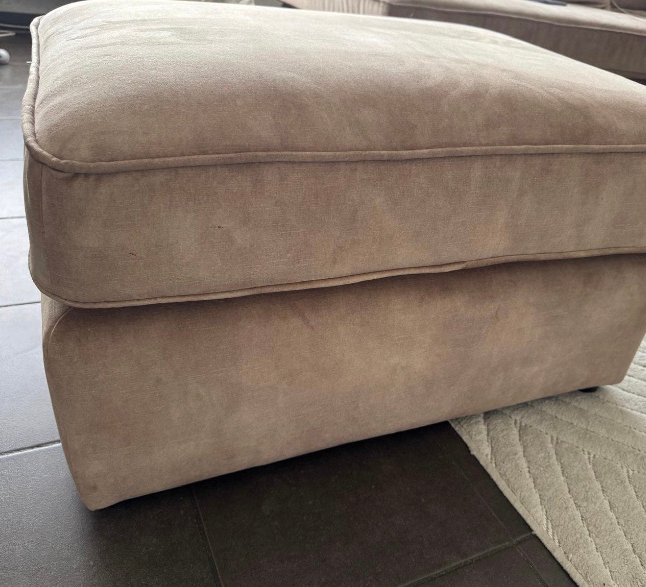 Chaise d'angle + pouf en velours à vendre — Cappuccino Brown, Enlèvement, Comme neuf, Tissus