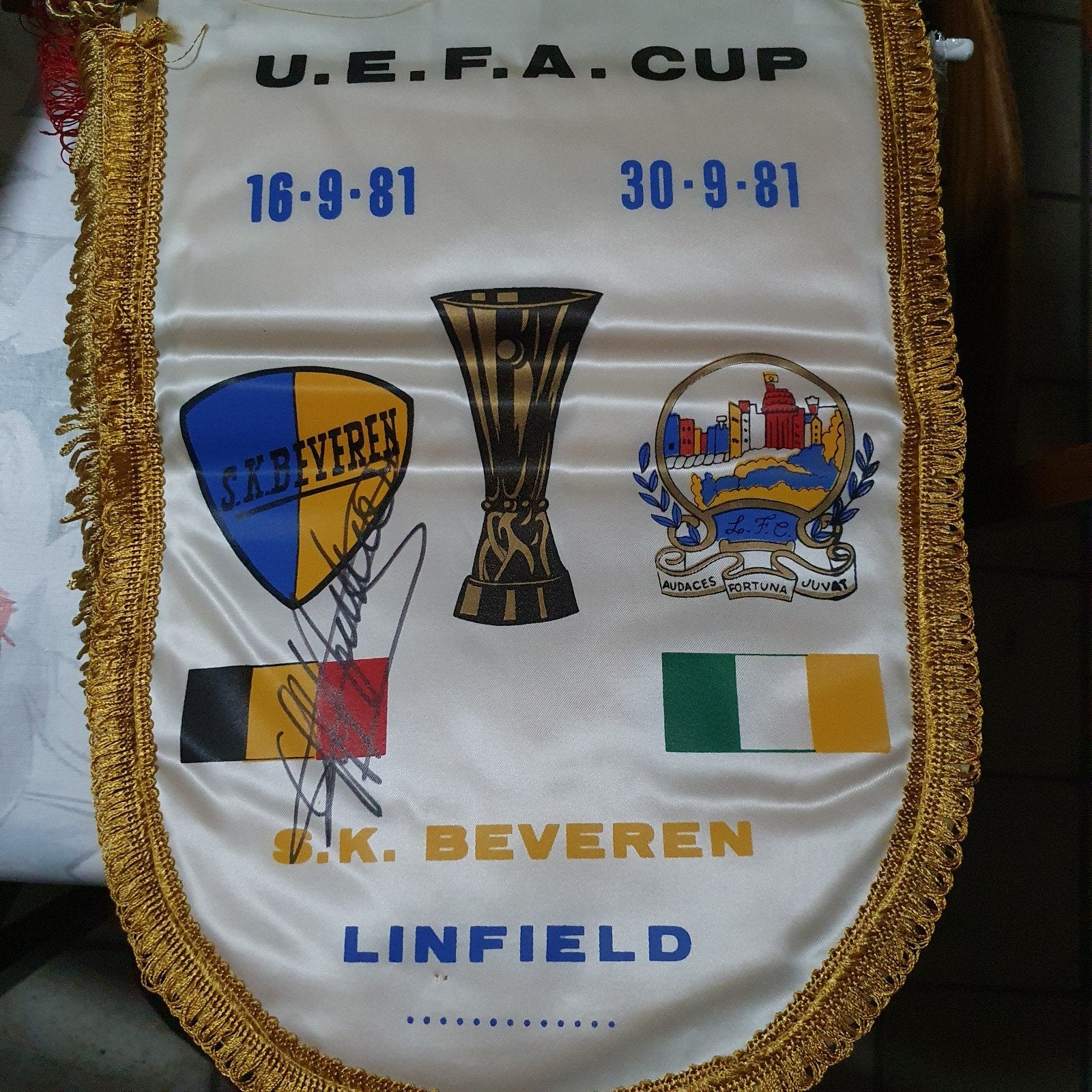 uefa cup  vaandel sk beveren - linfield.

Gesigneerd, Enlèvement ou Envoi