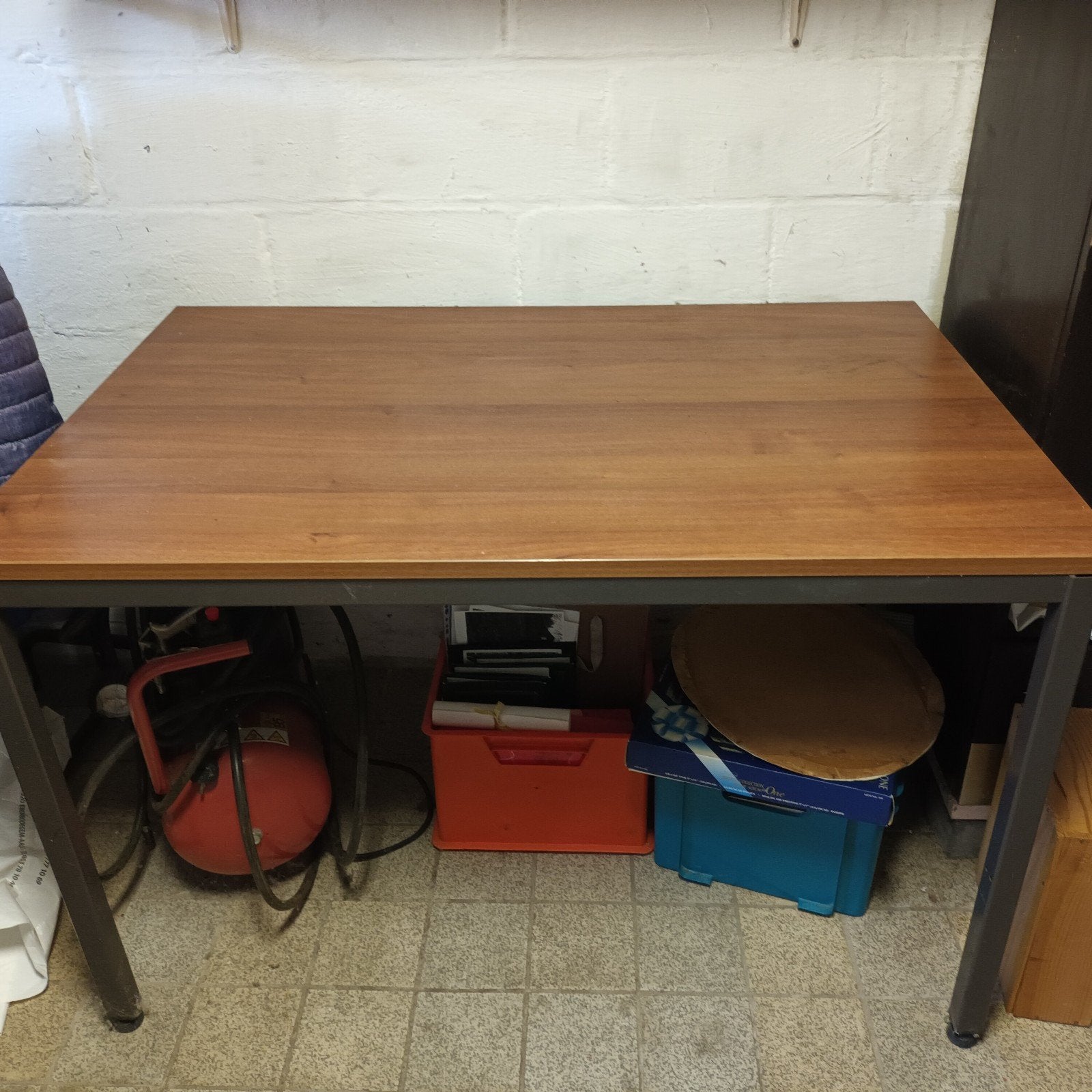 Tafel met alum.onderstel, Ophalen