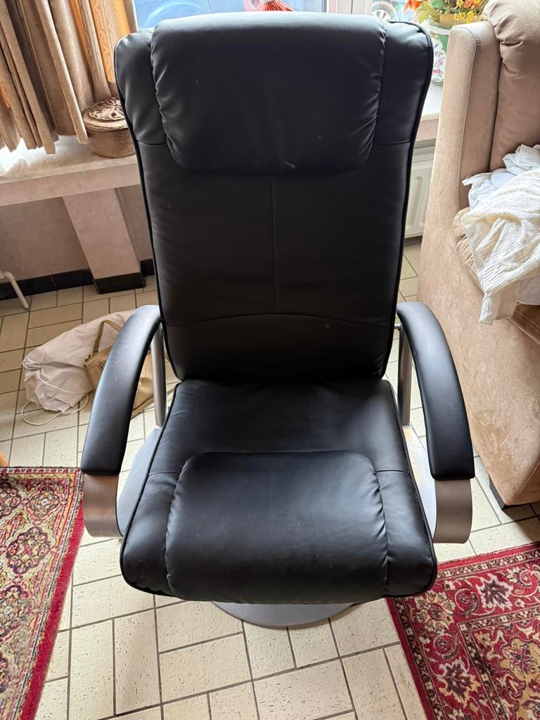 2 nieuwe relaxstoelen met poef leder, Ophalen, Zo goed als nieuw