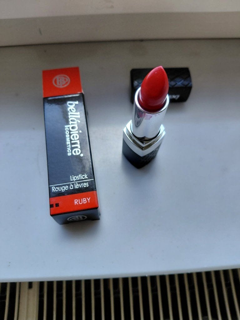 Lippenstift ruby rood, Handtassen en Accessoires, Uiterlijk | Cosmetica en Make-up, Lippen, Nieuw, Ophalen of Verzenden, Make-up