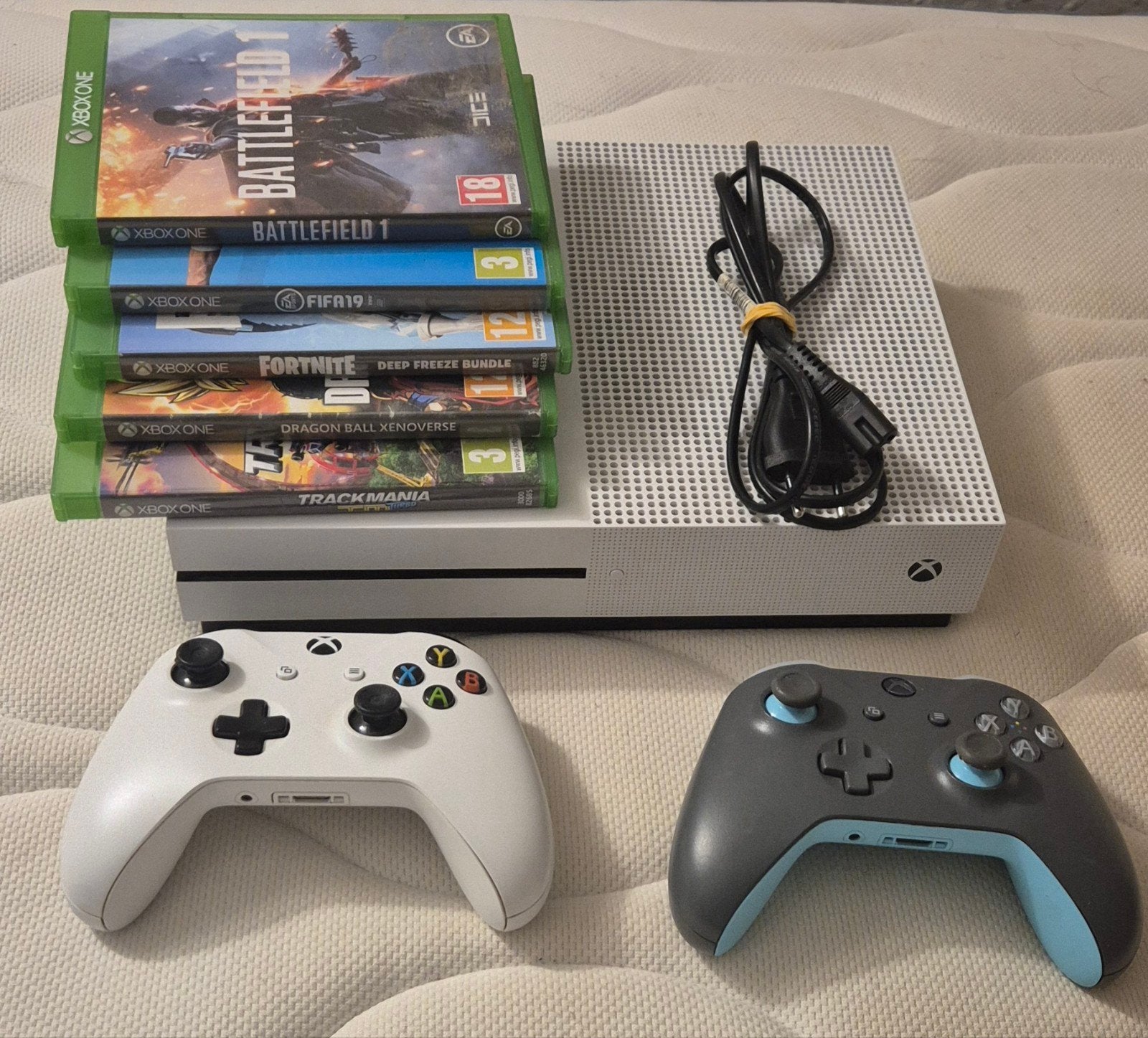 Xbox one S - 2 manettes - 5 jeux, Enlèvement, Xbox One