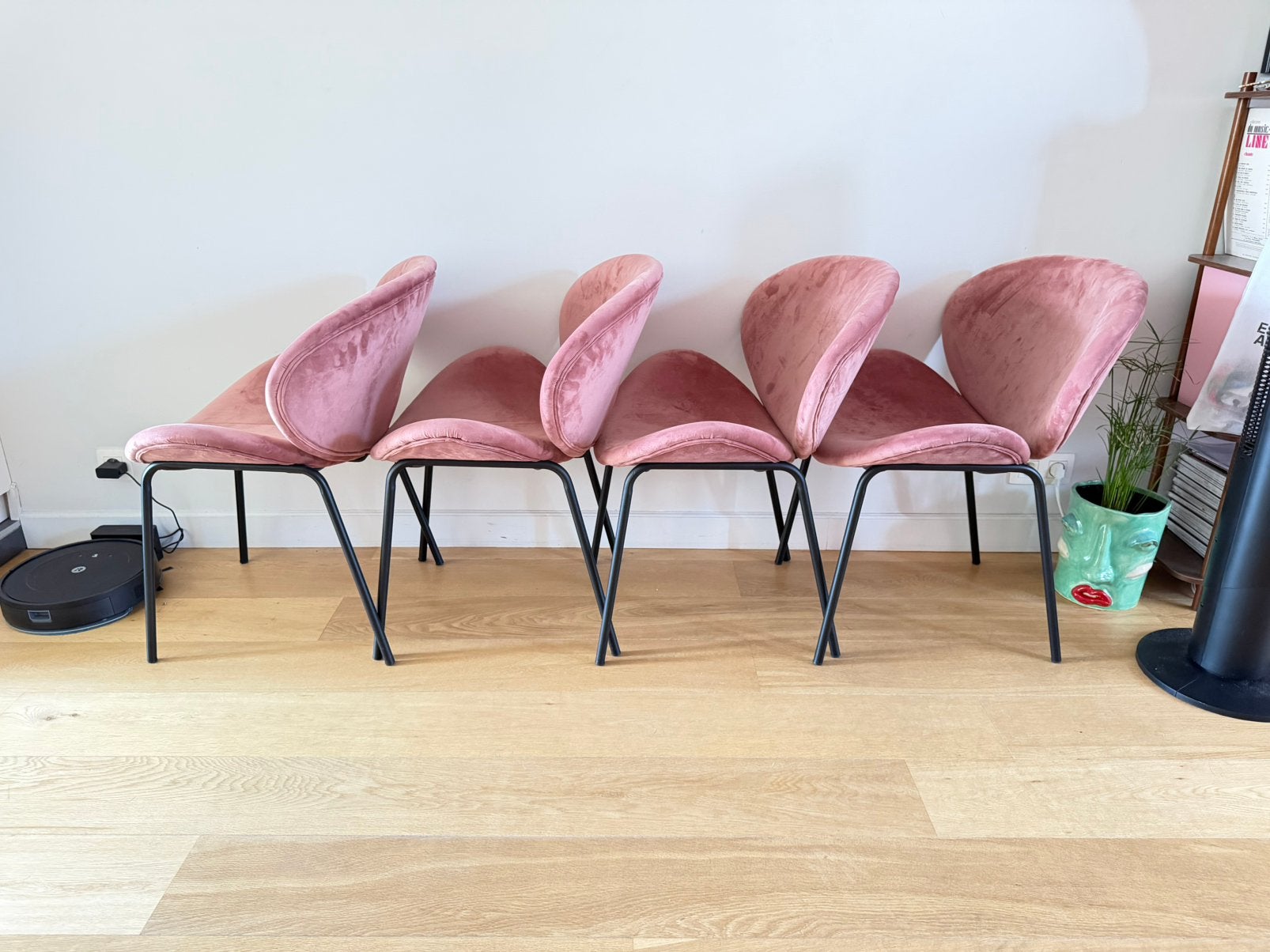 4x SKLUM eetkamerstoel in roze velvet zwart metaal onderstel, Ophalen, Overige kleuren, Overige materialen, Zo goed als nieuw