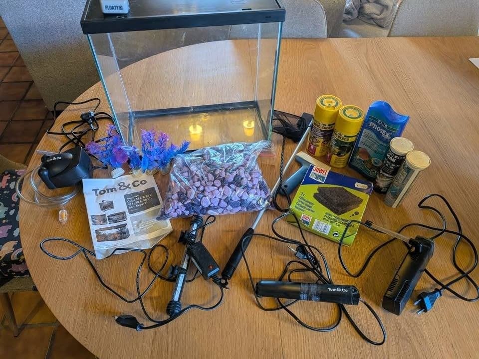 Aquarium 18 litres Tom & Co avec pompe et accessoires, Enlèvement, Pompe