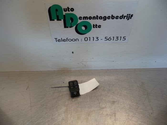 Commutateur vitre électrique d'un Opel Corsa (Corsa C 00-), -, Opel, 3 mois de garantie, Utilisé