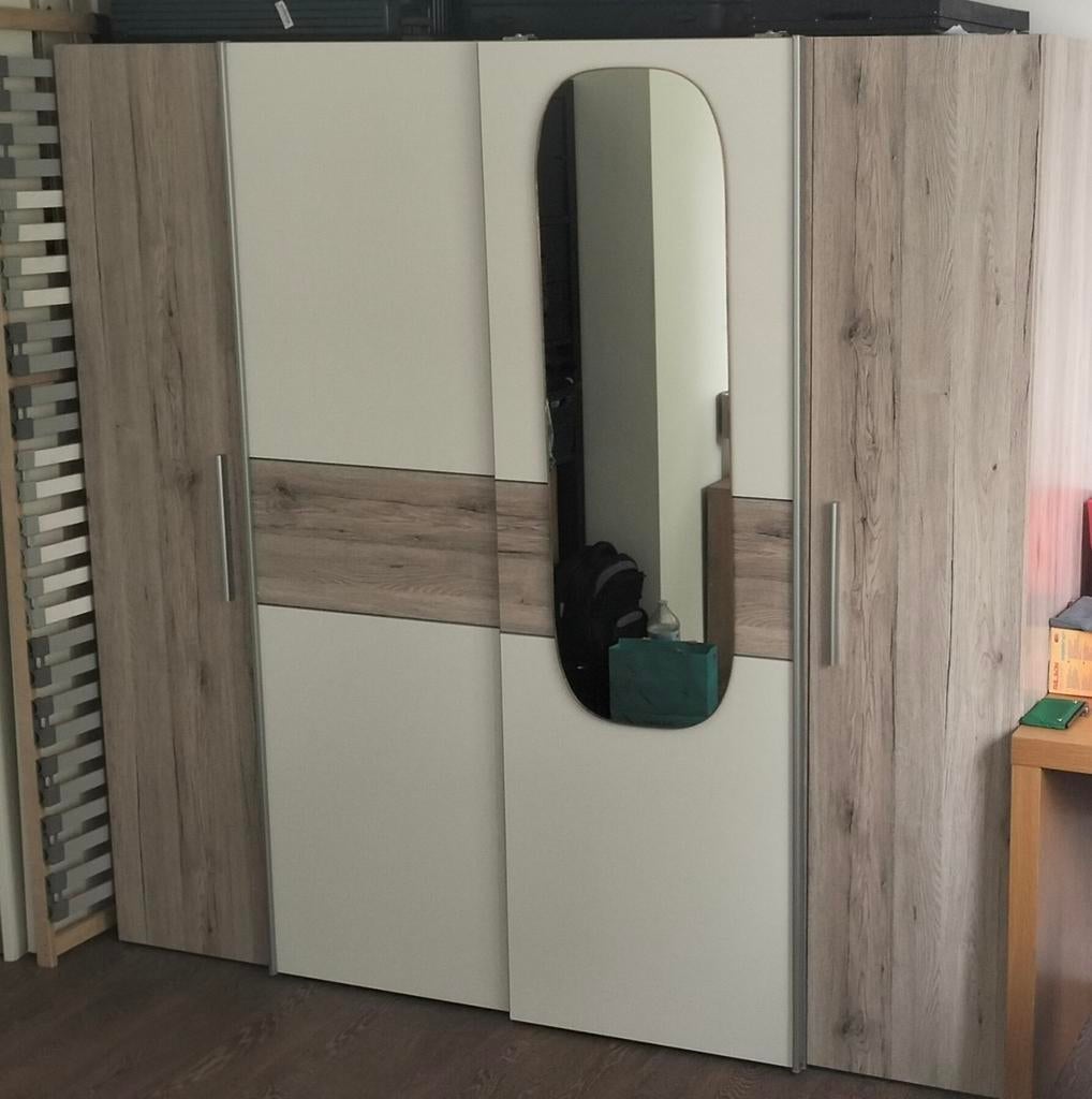 Grote kledingkast te koop – Antwerpen, Ophalen