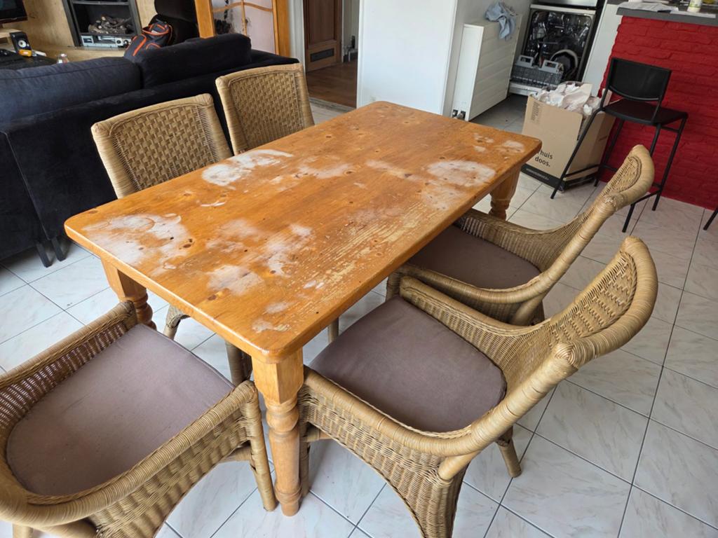 Tafel met 5 stoelen, moet wel eens opgeschuurd worden, Huis en Inrichting, Tafels | Eettafels, Ophalen