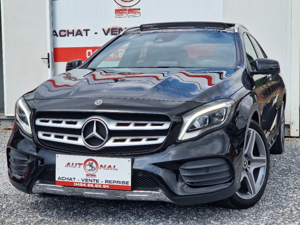MERCEDES GLA 180 PACK AMG*1 HAND*AUTOBOX*XENON*GPS*LEER, Dealer onderhouden, Parkeersensor, 4 cilinders, Zwart