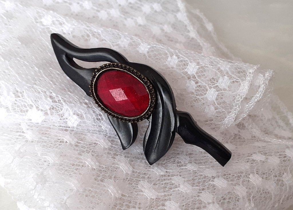 broche vintage zwart gothic met rode steen, Handtassen en Accessoires, Broches, Overige materialen, 4 tot 7 cm, Zwart, Nieuw