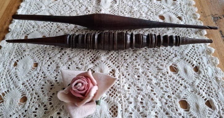 2 Brocante donderbruine klossen / ornamentjes, Ophalen of Verzenden