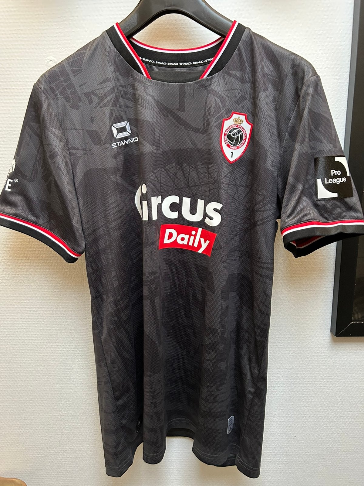Royal Antwerp fc shirt van Yuto & gehandtekend, Verzamelen, Ophalen of Verzenden, Zo goed als nieuw, Shirt