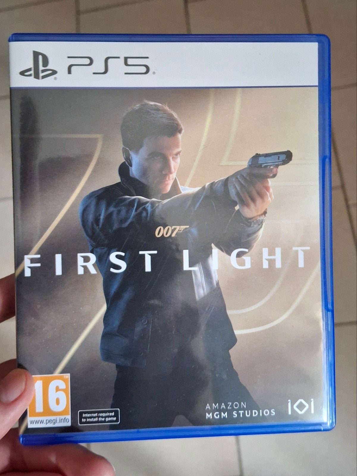 007 First Light, Enlèvement ou Envoi