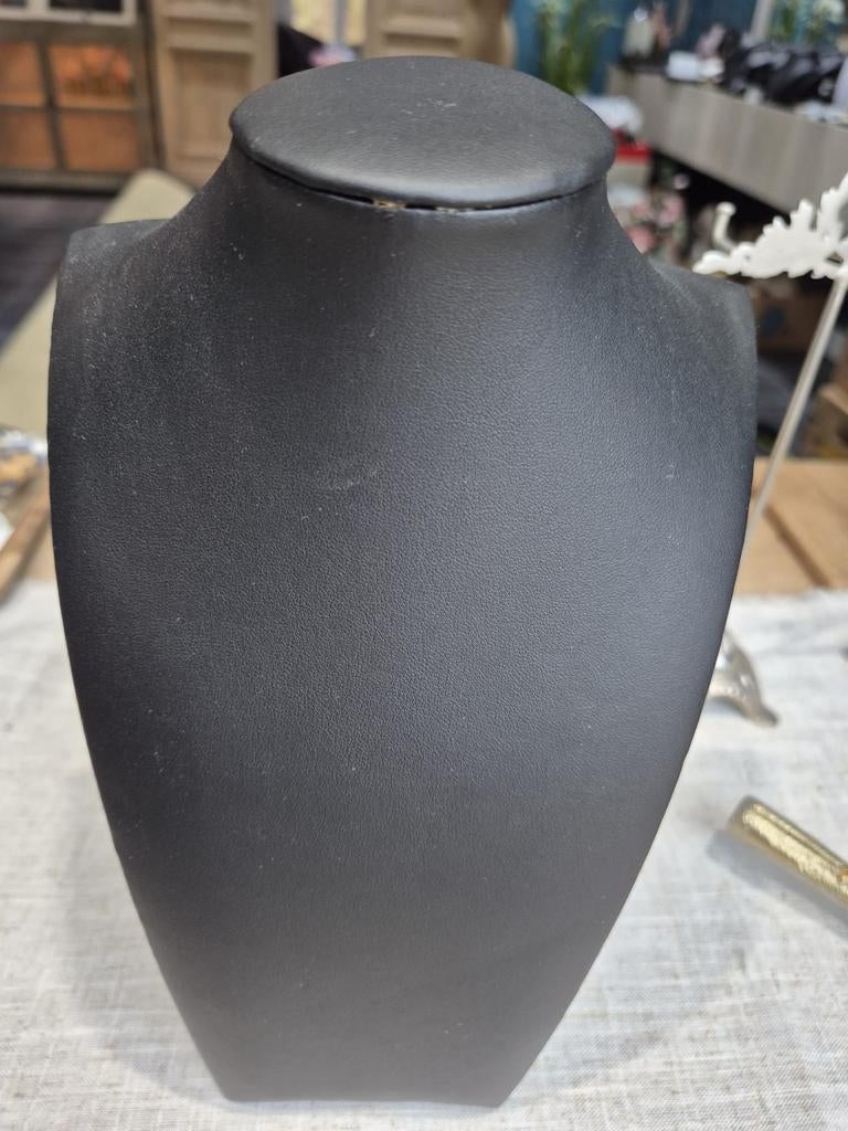 18 bustes noirs pour présenter des bijoux, Enlèvement