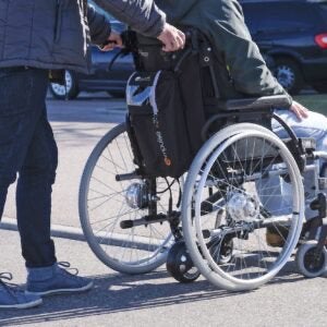 Electrische duwondersteuning / opvouwbare rolstoelhulp/, Diversen, Rolstoelen, Ophalen, Inklapbaar, Zo goed als nieuw, Duwrolstoel