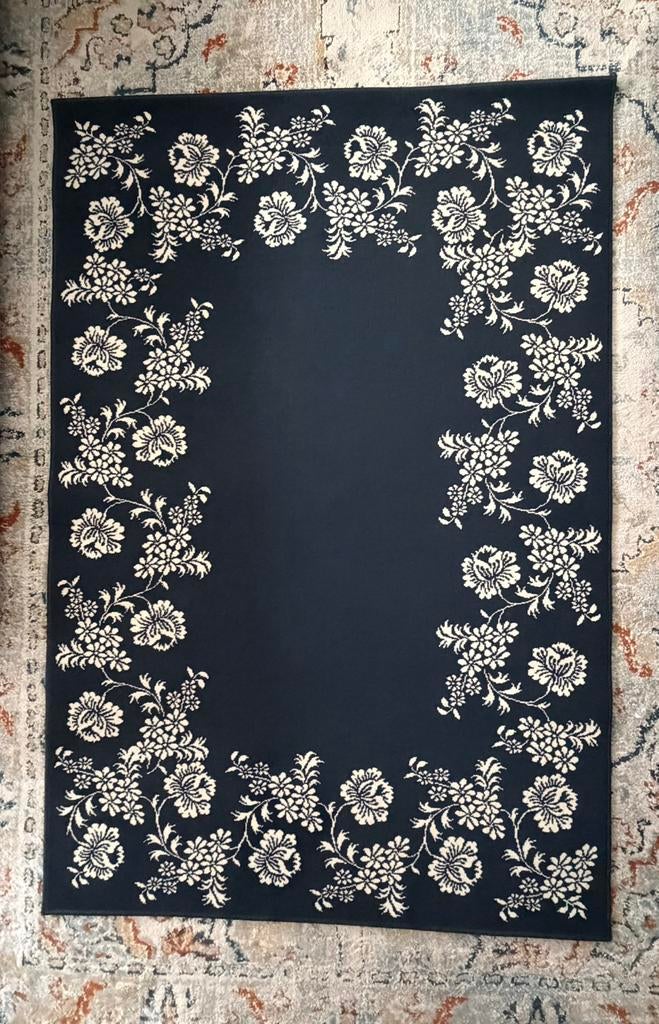 Tapis bleu marine fleurs blanches Ikea « Alvine » 133x195, 150 à 200 cm, Comme neuf, 100 à 150 cm, Enlèvement