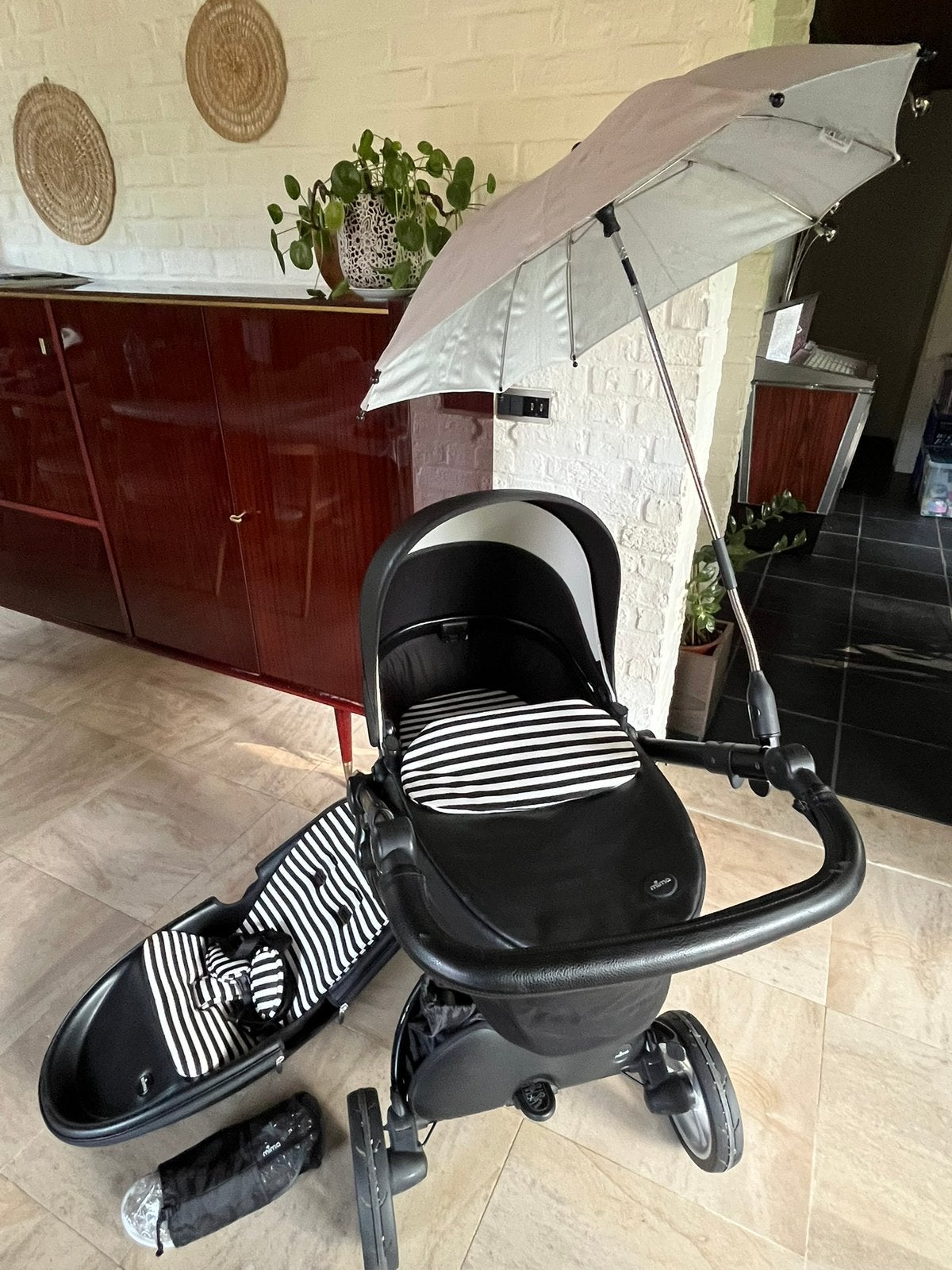 Zwart/ wit Mima Xari kinderwagen, Kinderen en Baby's, Verstelbare duwstang, Zo goed als nieuw, Ophalen, Kinderwagen