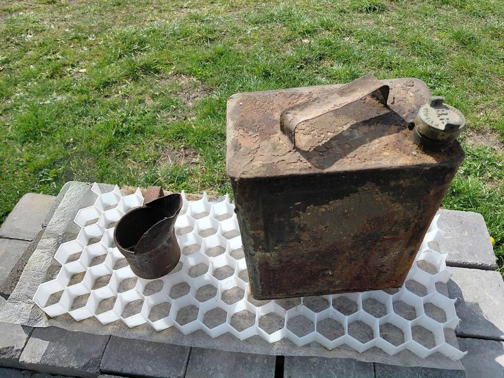 Antiek benzinekan en oliekan, Ophalen