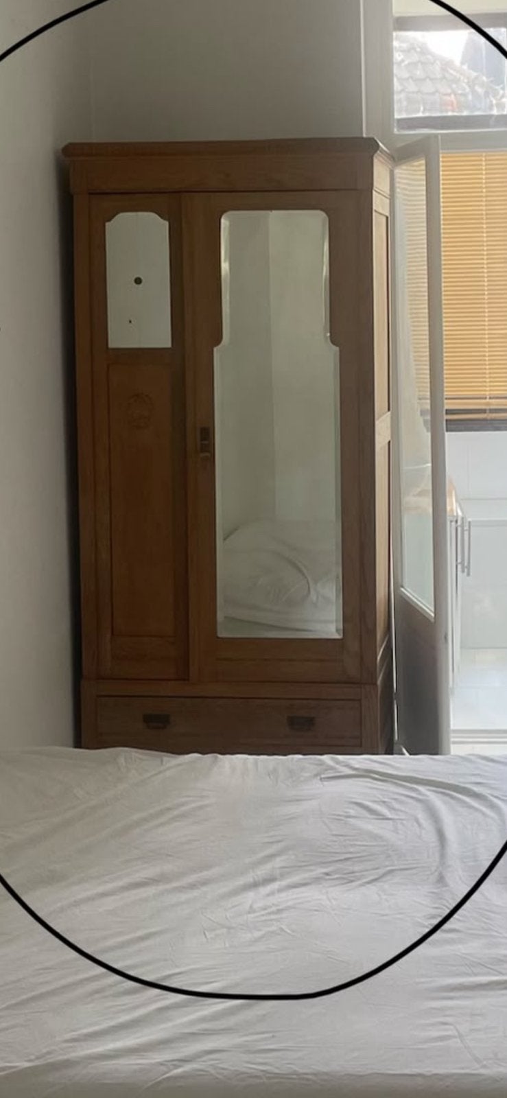 Armoire en bois, Enlèvement