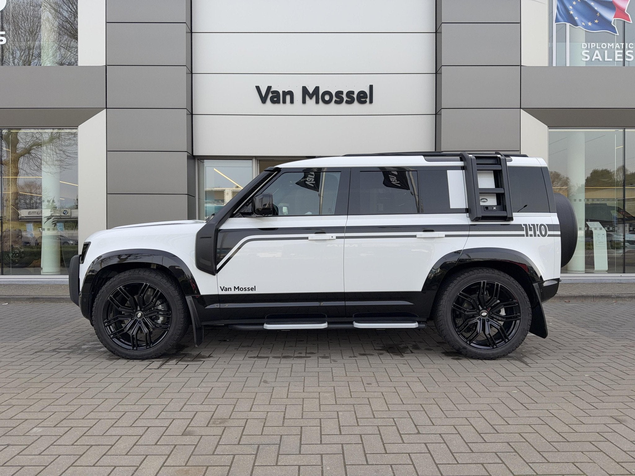 Land Rover Defender 110 D250 SE AWD (bj 2025, automaat), Auto's, Automaat, Gebruikt, Wit, Leder