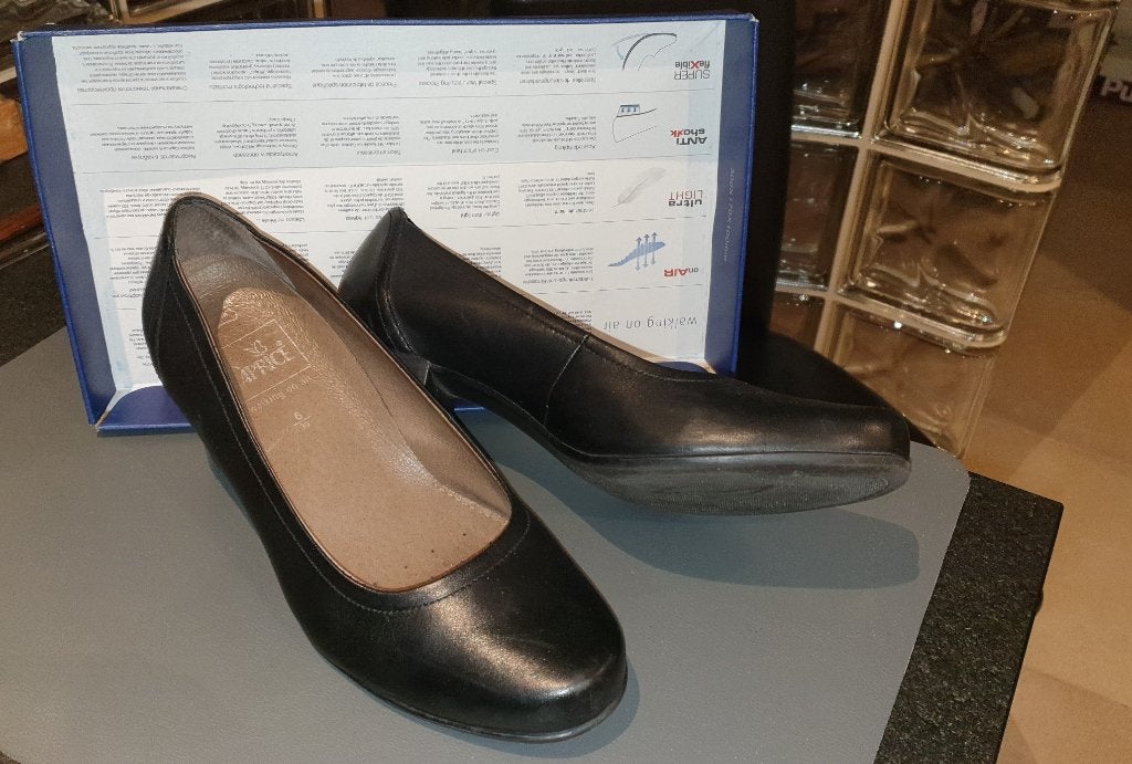 PAIRE DE CHAUSSURES POUR FEMMES EN CUIR NOIR, Neuf, Enlèvement ou Envoi, Chaussures à haut talons, Noir