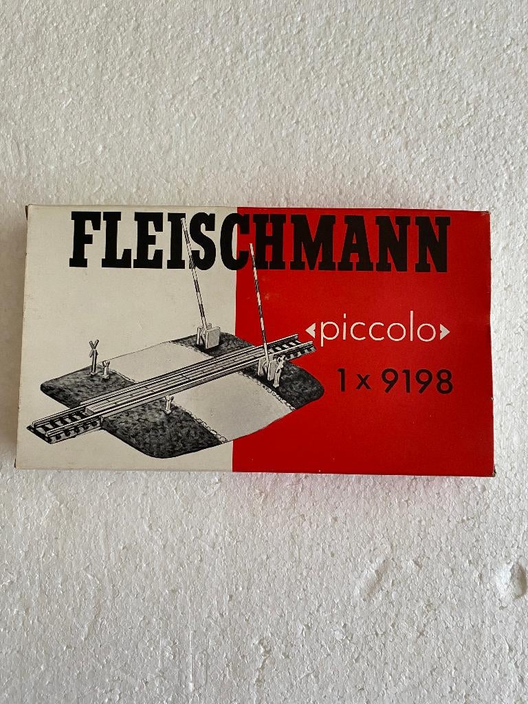 FLEISCHMANN PICCOLO - PASSAGE A NIVEAU, Neuf, Fleischmann, Rails, Courant continu
