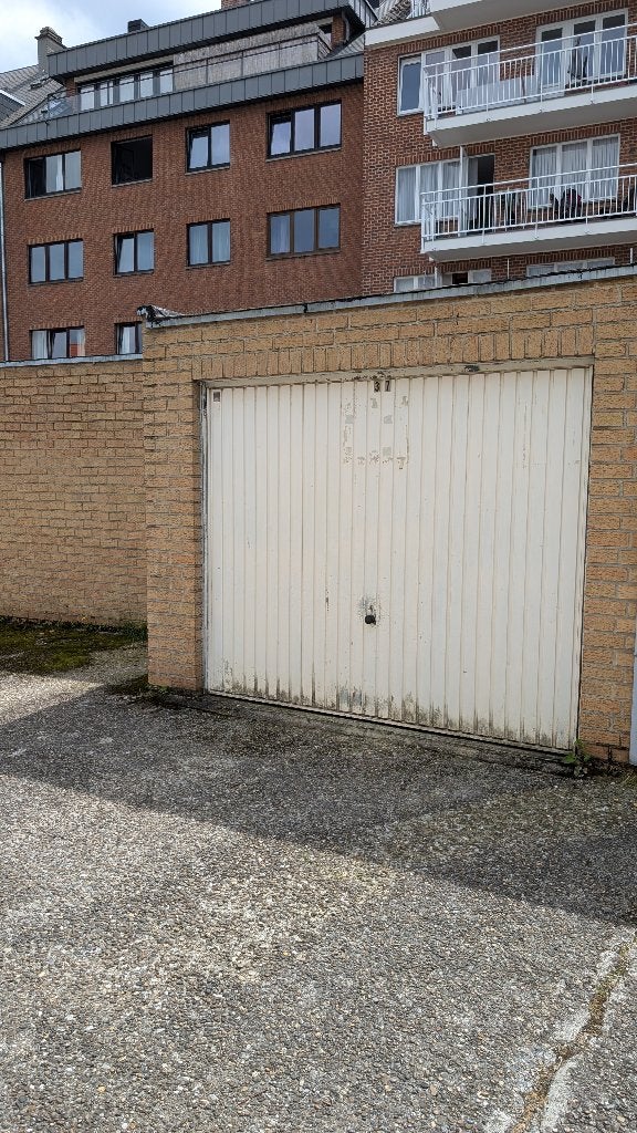 GARAGE BOX FERMÉ  EN COURS ARRIERE