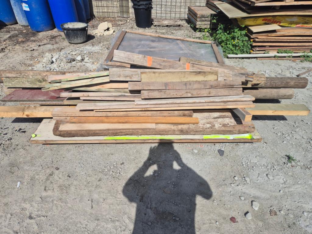 Pallet met hout planken/ ronde palen / platen, Doe-het-zelf en Bouw, Ophalen, Pallet
