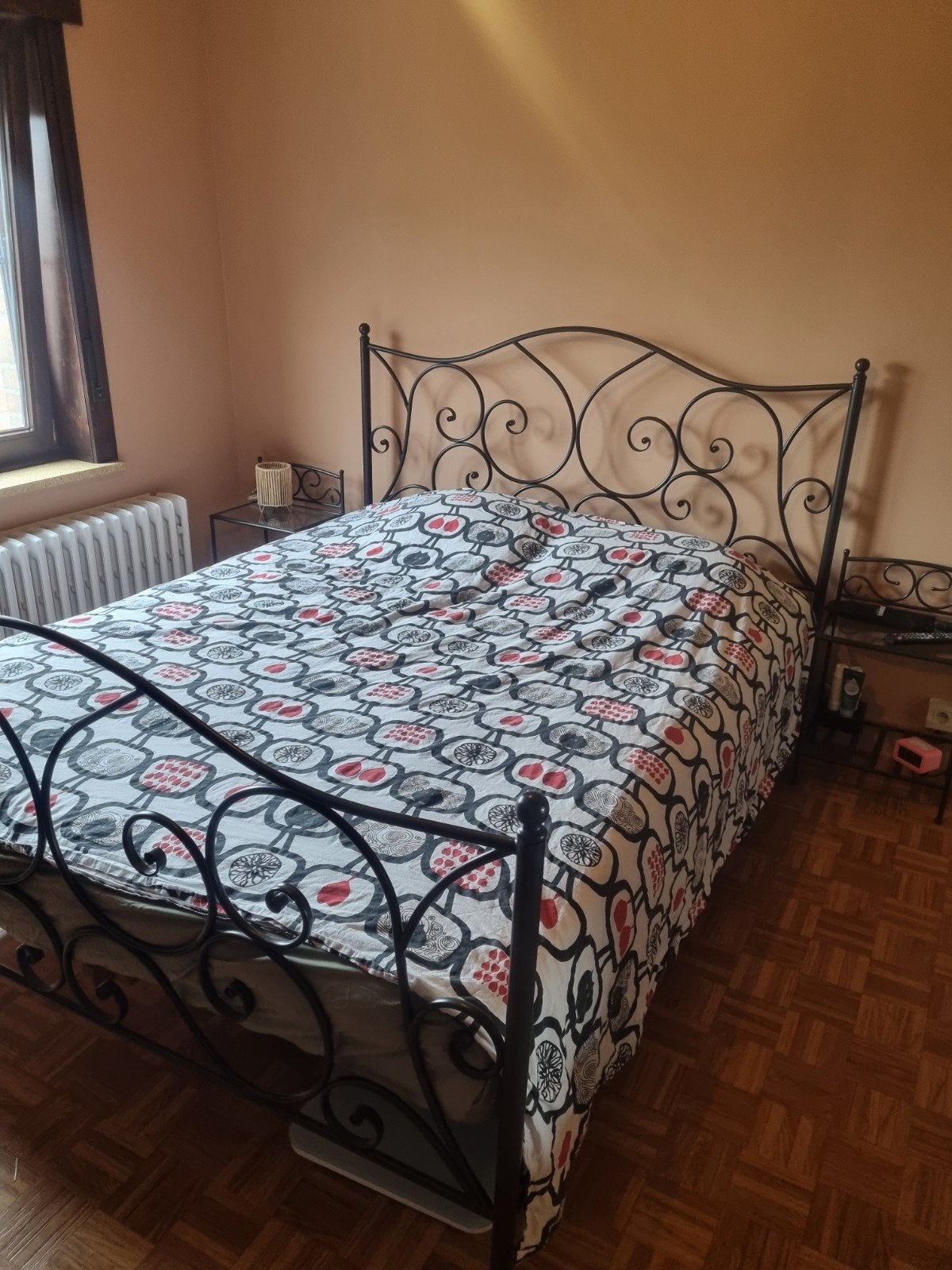 Bed 160x200 (incl matras, lattenbodem en nachtkastjes), Huis en Inrichting, Slaapkamer | Bedden, Ophalen