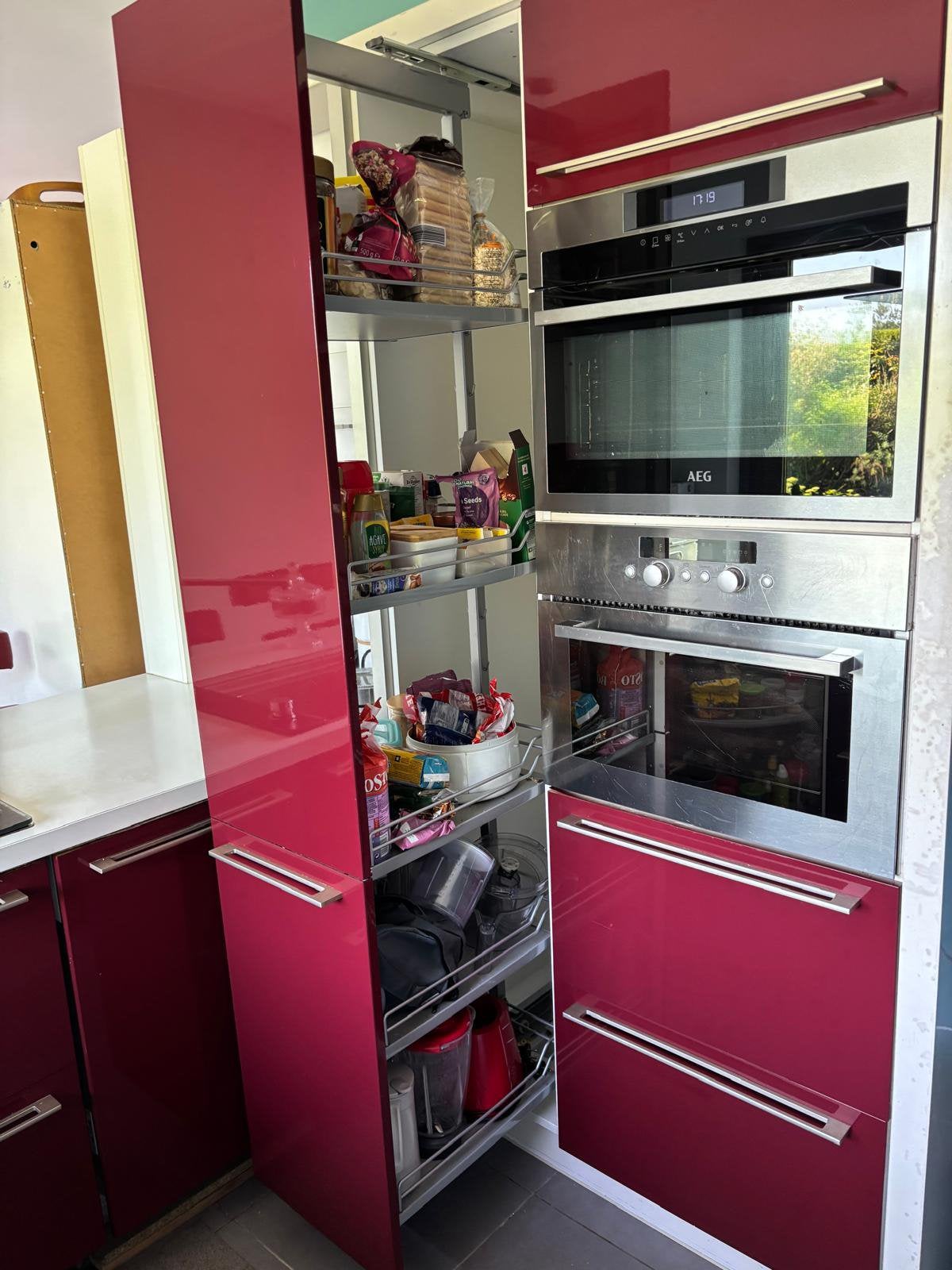 Moderne keuken met stijlvolle ride accenten, Maison & Meubles, Cuisine | Cuisines complètes, Utilisé, Rouge, Bois, Avec îlot, Brillant ou Laqué