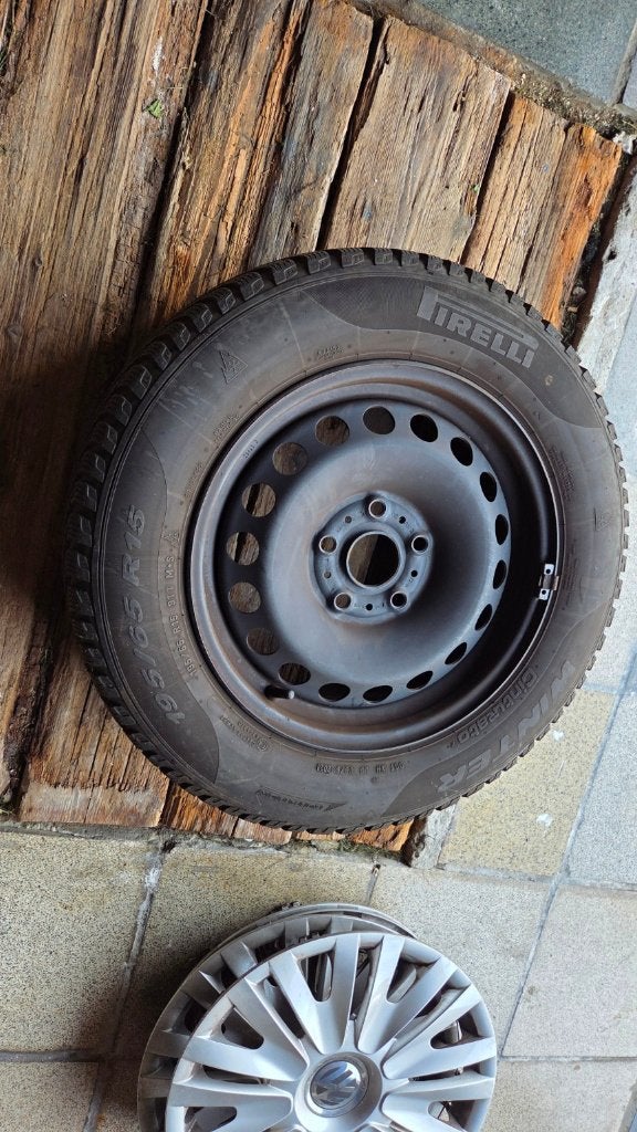 4 roues hiver VW 15 pouces Pirelli Jantes aciers enjoliveurs, Auto-onderdelen, Ophalen, Gebruikt, 15 inch, Velg(en)