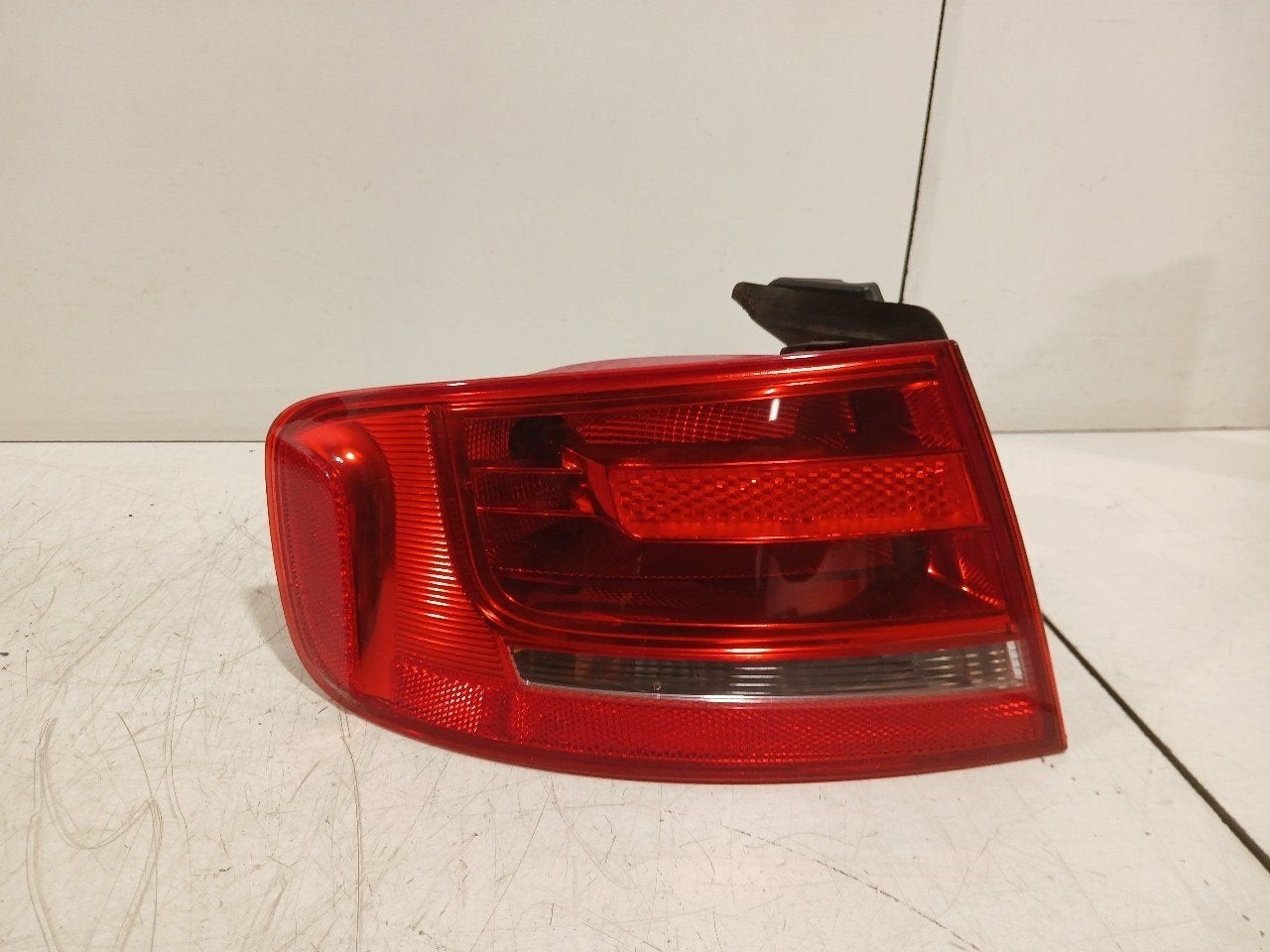 Achterlicht links buiten Audi A4, Onderdelen@venauto.nl, Van der Ven Autorecycling B.V., Gebruikt, Ettenseweg 76, 4706 PB Roosendaal, The Netherlands