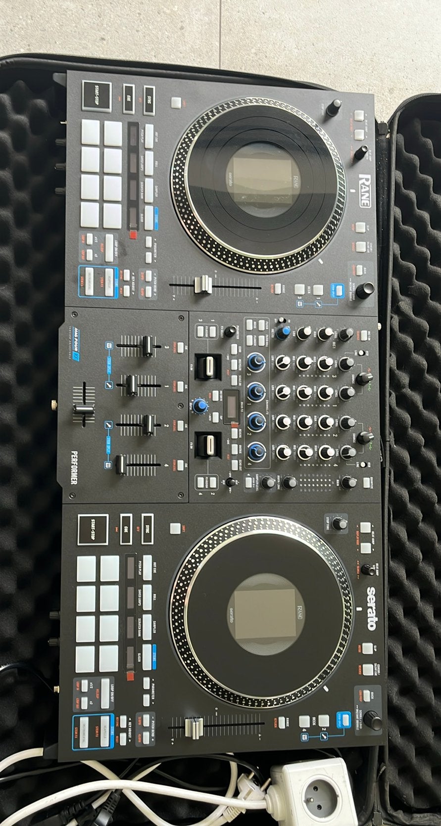 RANE Performer - 4-channel motorized DJ contr. for Serato DJ, Muziek en Instrumenten, Ophalen, Zo goed als nieuw