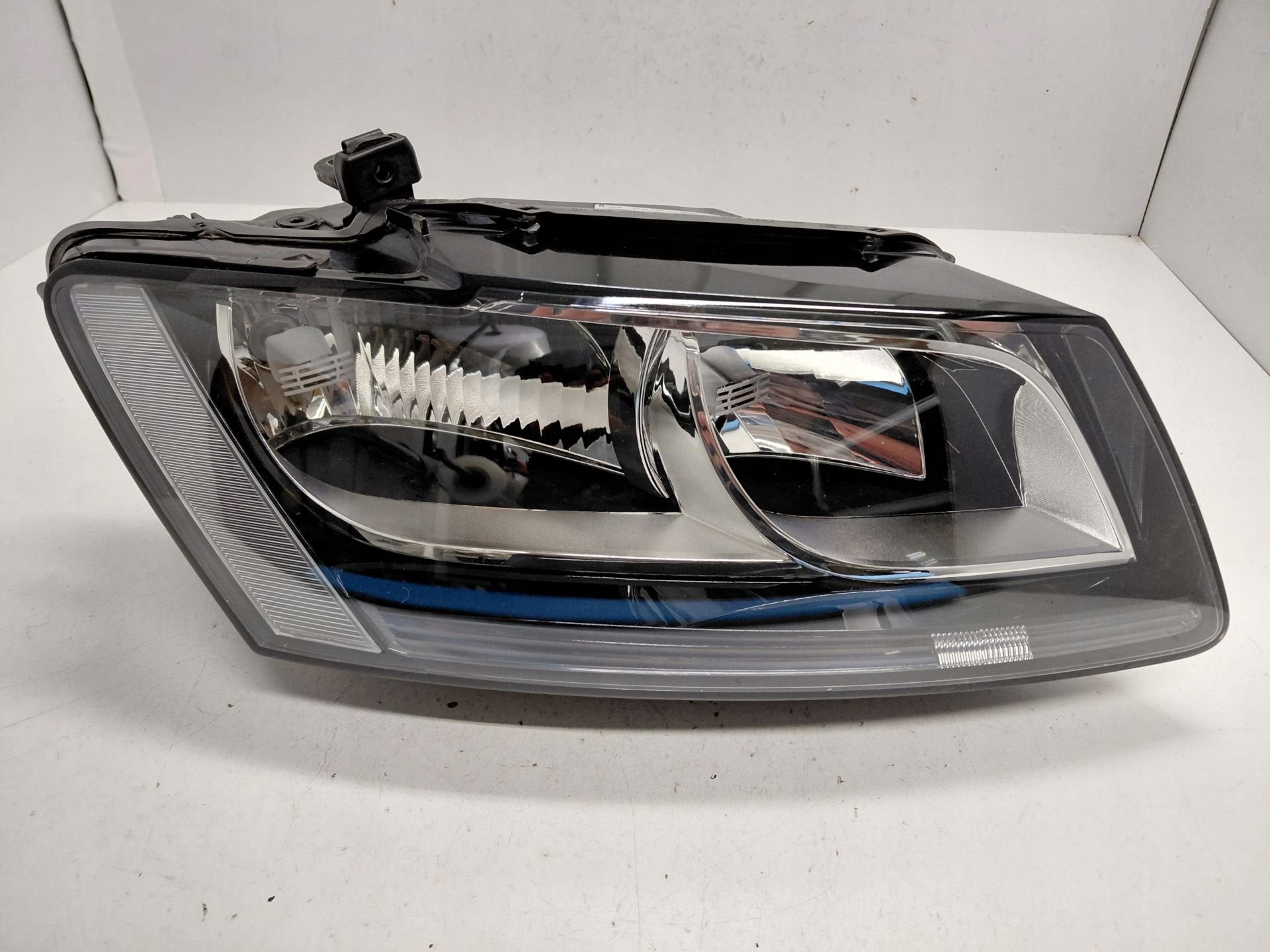 Phare droit Audi Q5 8R0941004, Autos : Pièces & Accessoires, AUDI AG, Auto-Union-Strasse 1
85045  Ingolstadt, DE, Audi, Utilisé