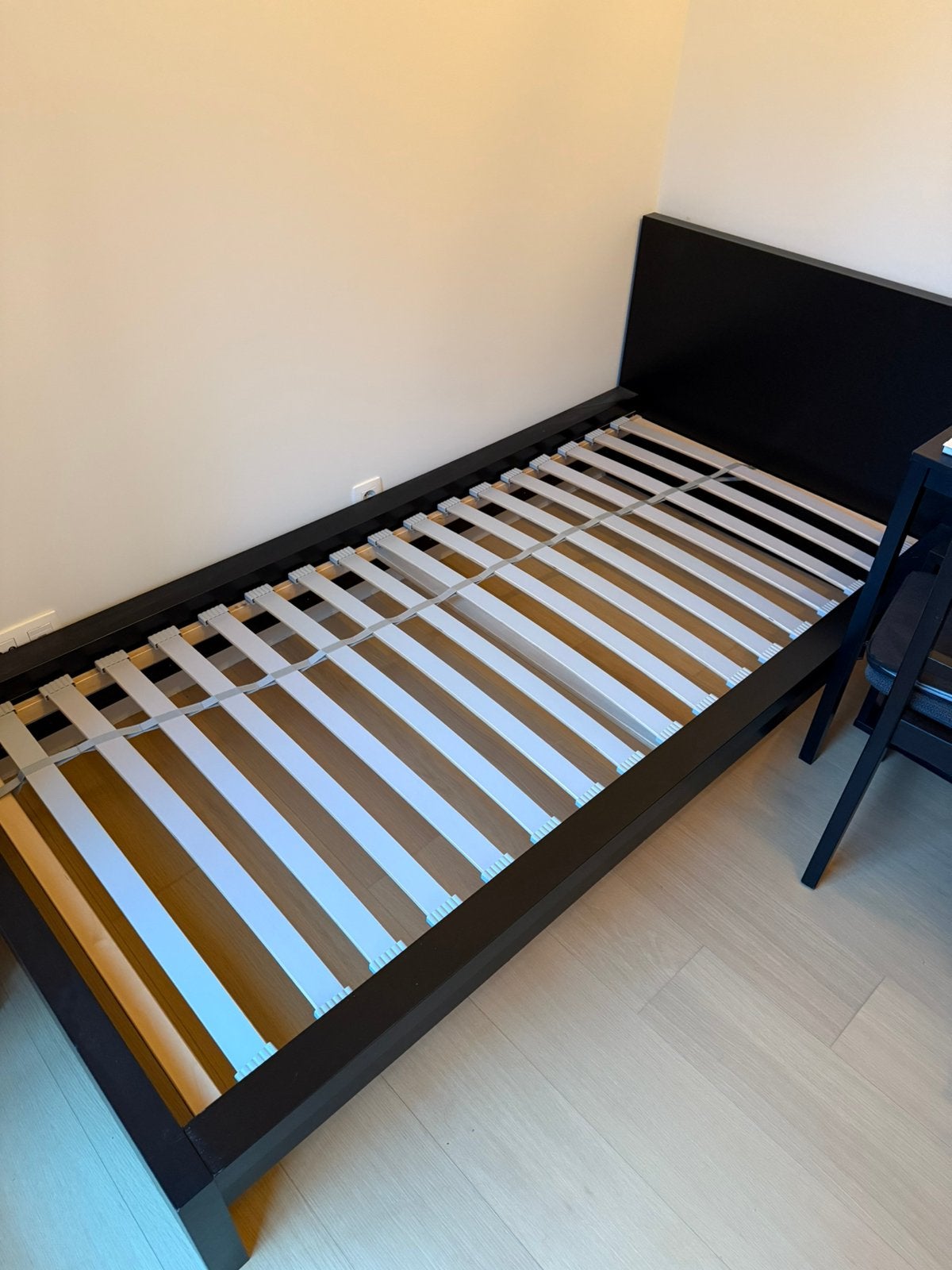 Malm eenpersoonsbed + lattenbodem + matras, Huis en Inrichting, Slaapkamer | Bedden, Ophalen, Eenpersoons, Zwart, 200 cm