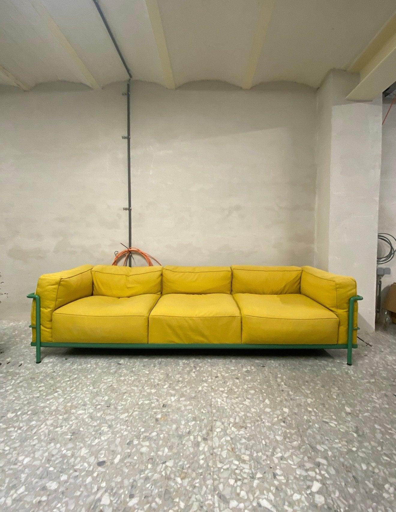 Cassina LC2 - driezit, Huis en Inrichting, Ophalen, Gebruikt, Driepersoons, Rechte bank