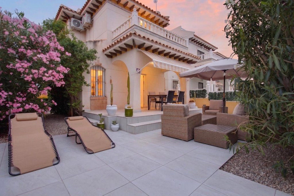 Woning met privé-solarium en terras in Lomas de Cabo Roig, Immo, Buitenland, Spanje, Woonhuis, Landelijk