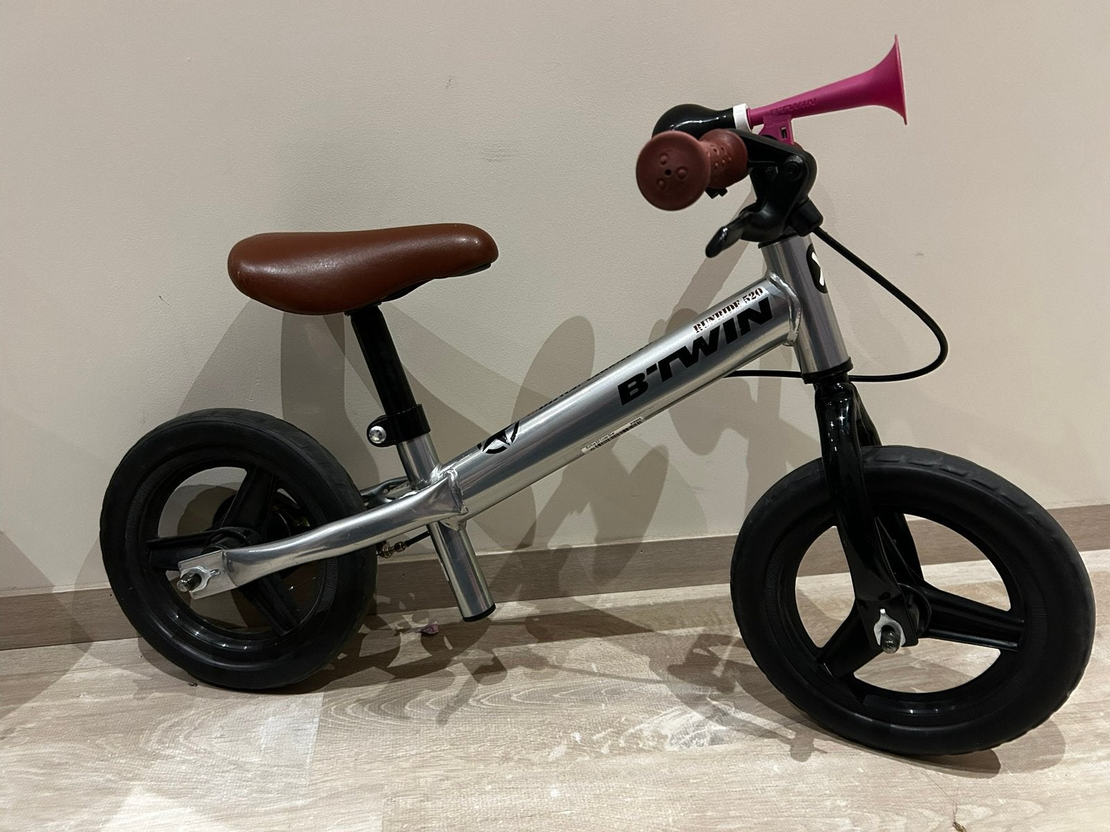 Loopfiets, Kinderen en Baby's, Speelgoed | Buiten | Voertuigen en Loopfietsen, Ophalen, Zo goed als nieuw, Loopfiets