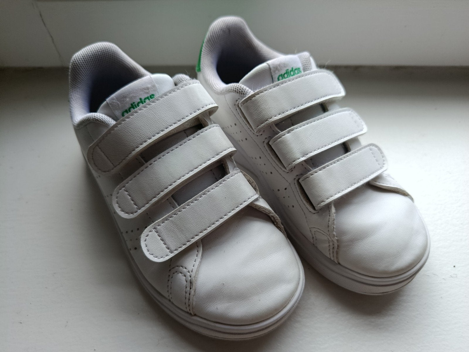 kinderschoenen Adidas mt 28, Enfants & Bébés, Vêtements de bébé | Chaussures & Chaussettes, Enlèvement