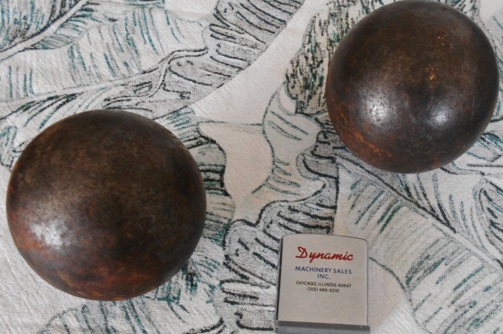 2 boules de pétanque anciennes OBUT .+ ZIPPO., Sports & Fitness, Bowling, Enlèvement ou Envoi, Utilisé, Boule