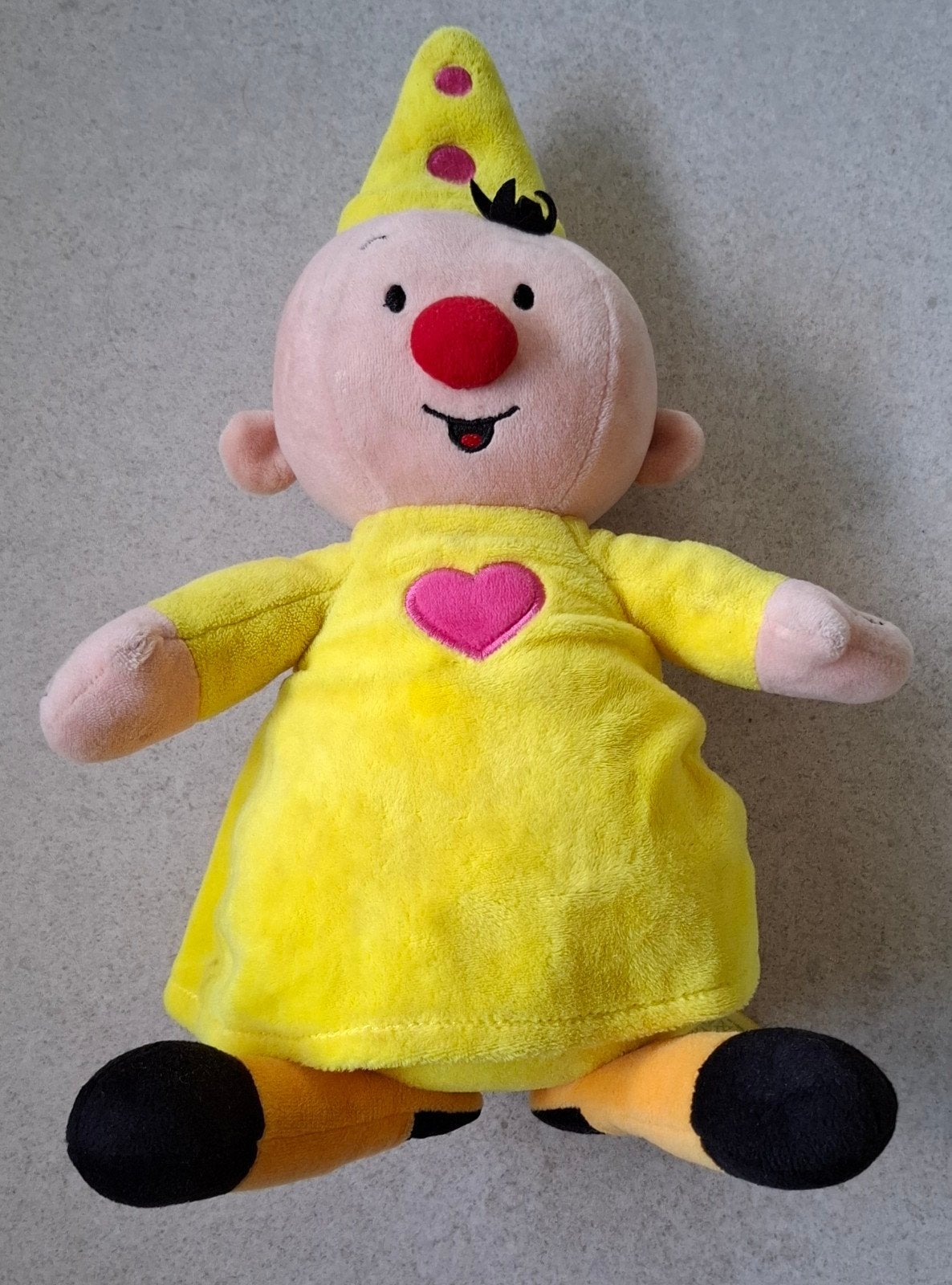 Bumba knuffel 30 cm met muziek, Kinderen en Baby's, Ophalen of Verzenden, Zo goed als nieuw, Middelgroot (20 tot 80 cm), Geel