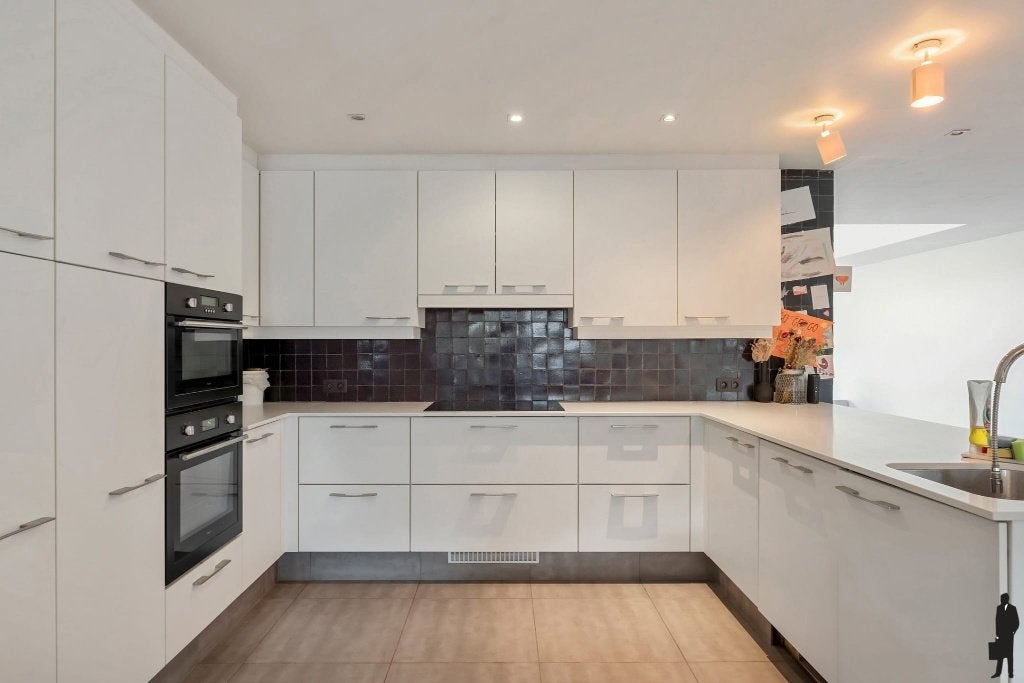 Moderne witte keuken met composiet werkblad, Maison & Meubles, Cuisine | Cuisines complètes, Utilisé, Blanc, Composite, Avec îlot