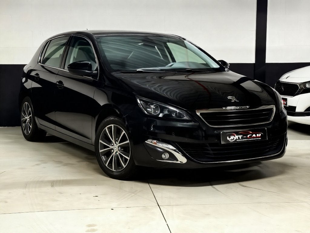 PEUGEOT 308 1.2i ALLURE 088.000KM! LED/ PANO/ NAVI/ GEKEURD✅, Auto's, Voorwielaandrijving, Stof, 1199 cc, Zwart