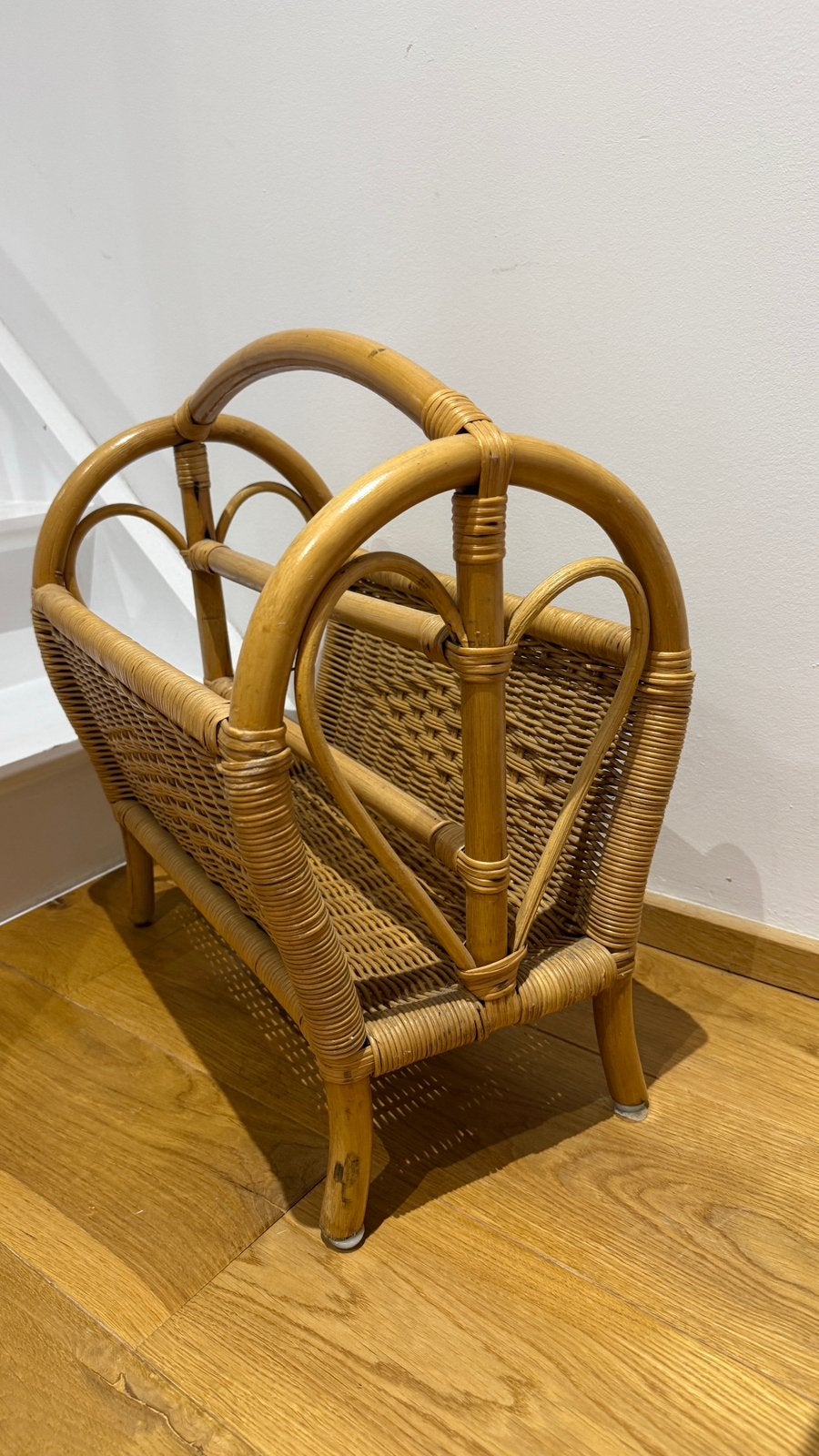Rotan krantenbakje, Ophalen, Zo goed als nieuw