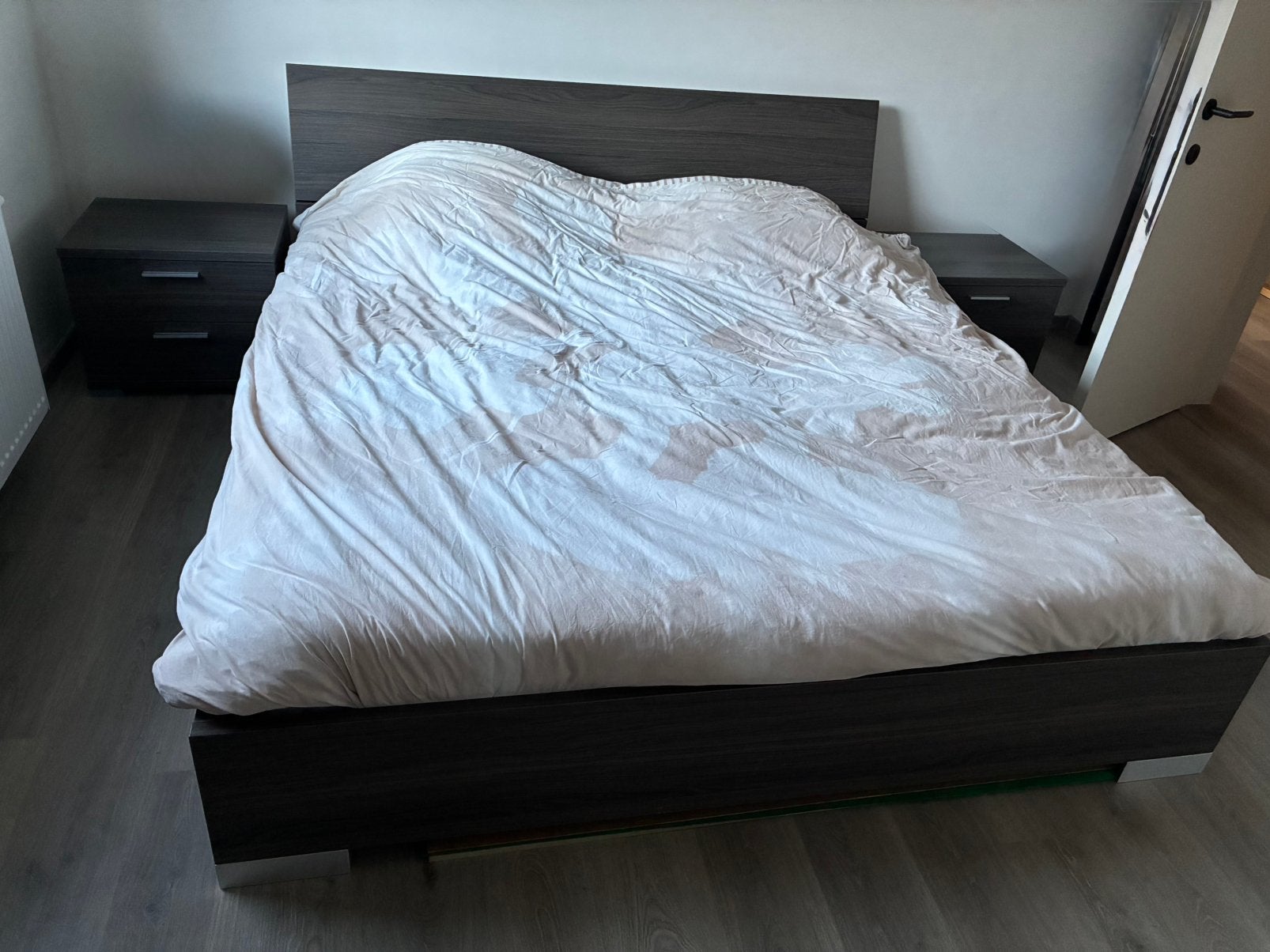 Bed + 2 nachtkastjes + 2 lattenbodems, Ophalen, Gebruikt, Bruin, Tweepersoons