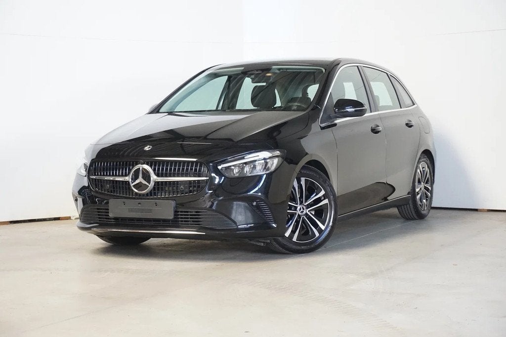 Mercedes-Benz B-CLASS 200 - trekhaak wegklapbaar (bj 2025), Auto's, Automaat, Leder en Stof, Zwart, 5 zetels