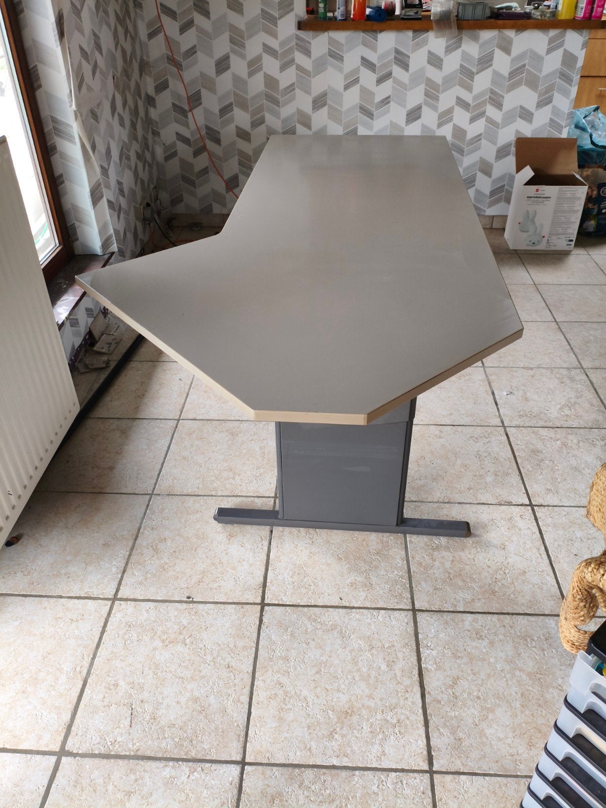 grote bureau met kabelgoot,in goede staat, Ophalen, 72 cm, Kabelgoot, Hoekbureau