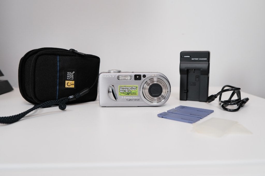 Sony Smart Zoom DSC-P10, TV, Hi-fi & Vidéo, Appareils photo numériques, Enlèvement ou Envoi, 5 Mégapixel, Compact, Comme neuf