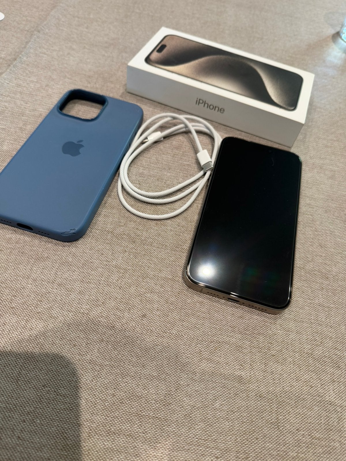 Iphone 15 pro max + screenprotector en hoesje, IPhone 15 Pro Max, Zo goed als nieuw, Zonder simlock, Goud