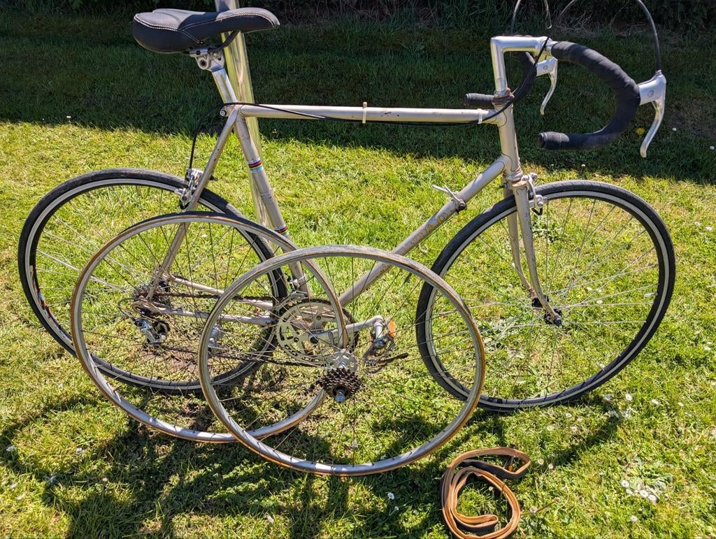 Oude koersfiets jaren '70 + onderdelen, Ophalen